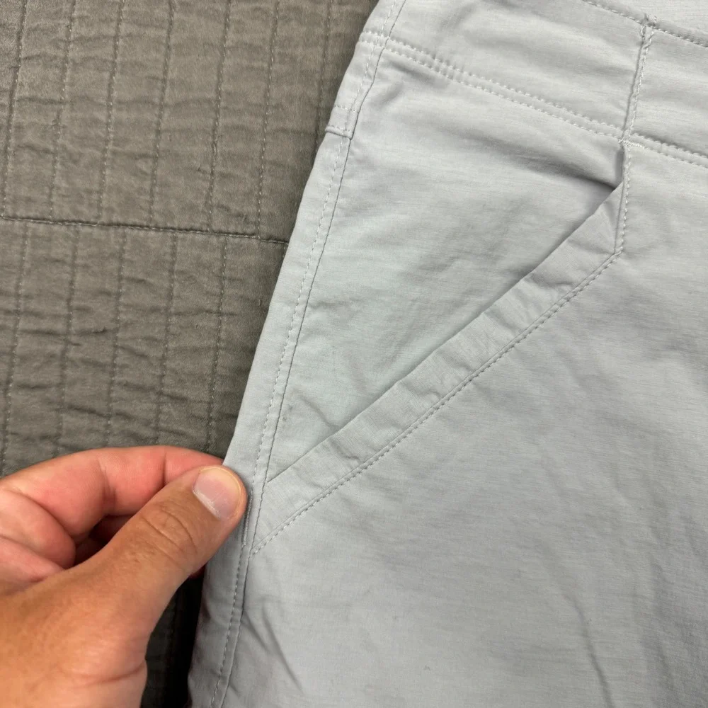 Under Armour HeatGear Mens 34 Cargo Shorts Gray Loose Fit Performance Minimalist